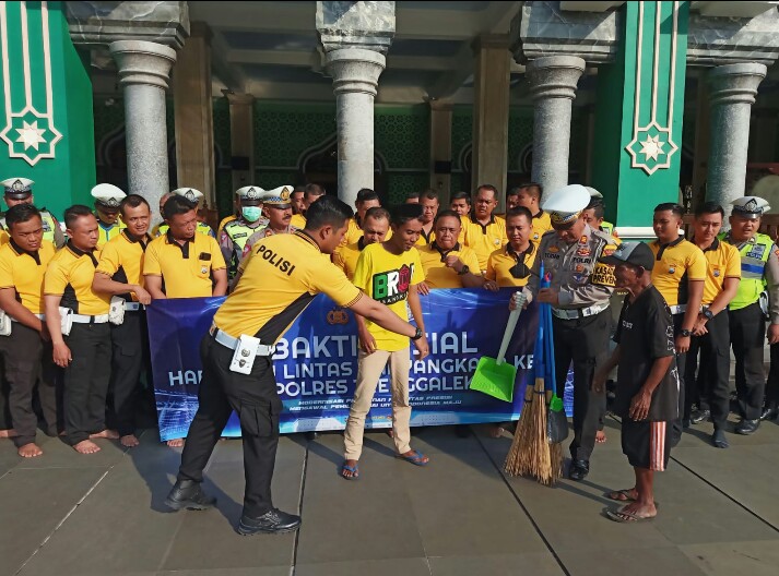 Sambut Hari Jadi Ke 68 Lalu Lintas Bhayangkara Dengan Resik Resik Mesjid